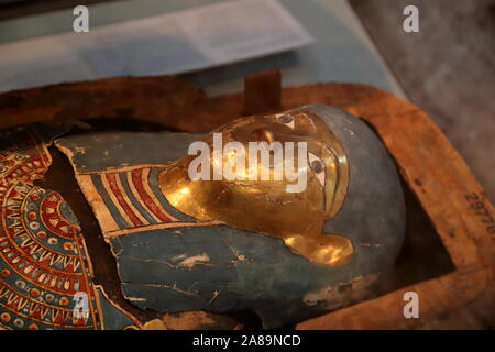 Cercueil en bois peint et momie de Djedhor au British Museum de Londres, Royaume-Uni Banque D'Images