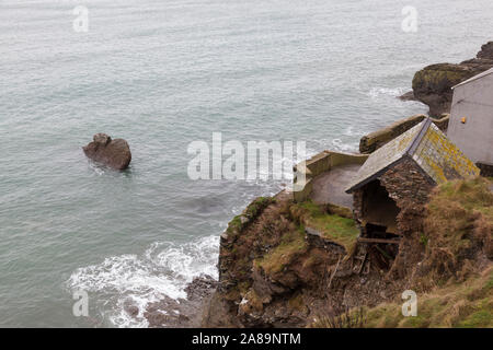 D'autres dégâts causés par les tempêtes et l'érosion de la falaise, vieux village de pêcheurs abandonnés Hallsands Banque D'Images