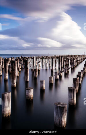 4 Nov 19. Melbourne, Australie. Les pylônes d'origine, vers 1912 de la princesse Pier à Port Melbourne, Victoria. Banque D'Images