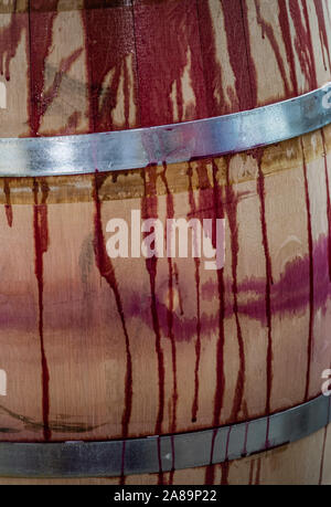 Le mouvement lent du vaporisateur gouttes jaune sur fond noir Banque D'Images