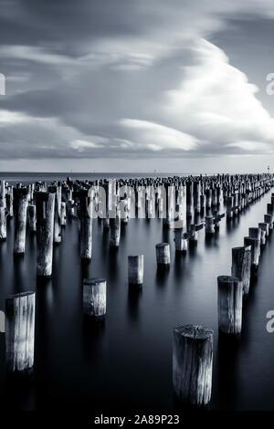 4 Nov 19. Melbourne, Australie. Les pylônes d'origine, vers 1912 de la princesse Pier à Port Melbourne, Victoria. Banque D'Images