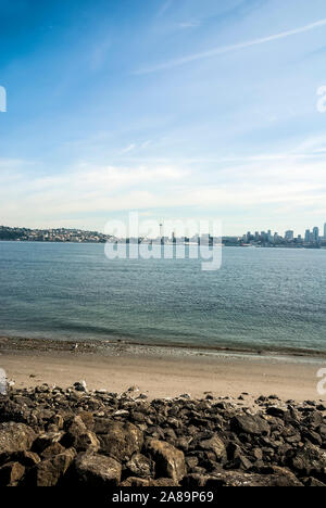 Vue sur Seattle skyline de Alki Beach à West Seattle, État de Washington. Banque D'Images
