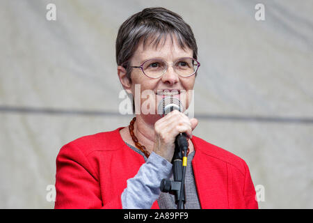 Bristol UK 14-10-17 Molly Scott Cato l'eurodéputé du Parti Vert pour le sud-ouest et de Gibraltar est photographié à parler à un pro de l'UE contre Brexit protester à Bristol Banque D'Images