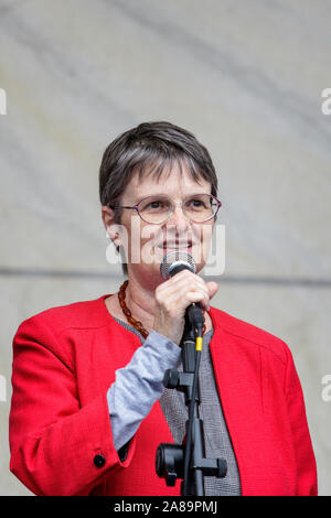 Bristol UK 14-10-17 Molly Scott Cato l'eurodéputé du Parti Vert pour le sud-ouest et de Gibraltar est photographié à parler à un pro de l'UE contre Brexit protester à Bristol Banque D'Images