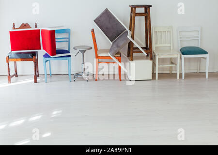 Beaucoup de chaises dans l'intérieur de la chambre blanche Banque D'Images