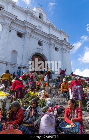 Le dimanche est jour de marché à Chichicastenango, Guatemala. Le marché se tient en face de l'église de Santo Tomas, une Eglise construite sur 1545 A.D. Banque D'Images