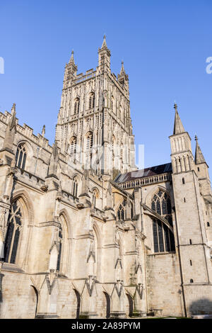 Les chambres joliment décorées et sculptées de la tour du xve siècle de la cathédrale de Gloucester, Gloucester UK vue contre un ciel bleu. Banque D'Images