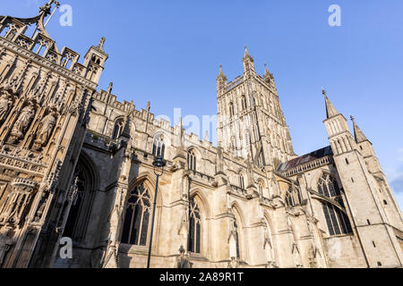 Les chambres joliment décorées et sculptées de la tour du xve siècle de la cathédrale de Gloucester, Gloucester UK vue contre un ciel bleu. Banque D'Images