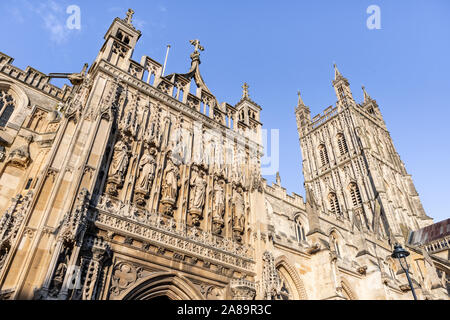 Le porche magnifiquement sculptés et décorés xve siècle tour de la cathédrale de Gloucester, Gloucester UK vue contre un ciel bleu. Banque D'Images