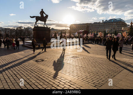 Moscou, Russie - 13 avril 2018 : les gens, les touristes, en Manege square près de la Place Rouge au coucher du soleil. . Billet et l'architecture sont les principaux concepts Banque D'Images