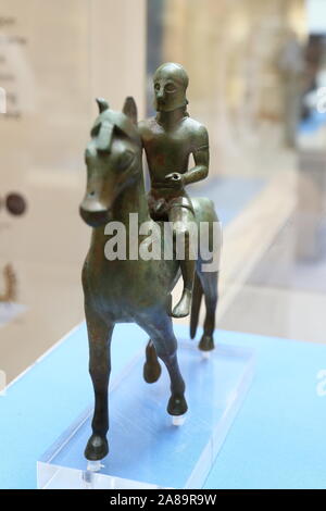 Statuette en bronze d'un guerrier à cheval faite à Tarente au British Museum, London, UK Banque D'Images