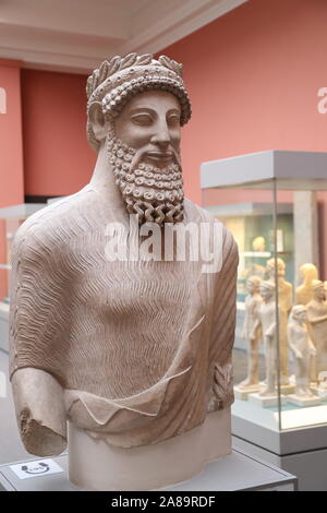 Statue d'un homme des Chypriotes grecs et perses dress combinant au British Museum, London, UK Banque D'Images