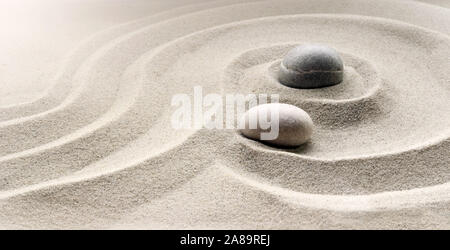 La méditation zen - jardin d'arrière-plan en pierre avec des pierres et des lignes dans le sable pour l'équilibre et l'harmonie relaxation spiritualité ou spa wellness. Banque D'Images