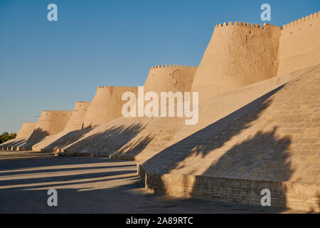 Mur de ville Itchan-Kala, Khiva, Ouzbékistan, l'Asie centrale Banque D'Images