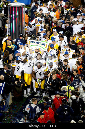 TAMPA, FLORIDE, le 1 février 2009 ; le Pittsburgh Steelers y compris de Willie Colon # 74 et Nick Eason # 93 célébrer après avoir battu les Arizona Cardinals lors du Super Bowl XLIII chez Raymond James Stadium de Tampa, Floride. Les Steelers a gagné le match 27-23. Banque D'Images