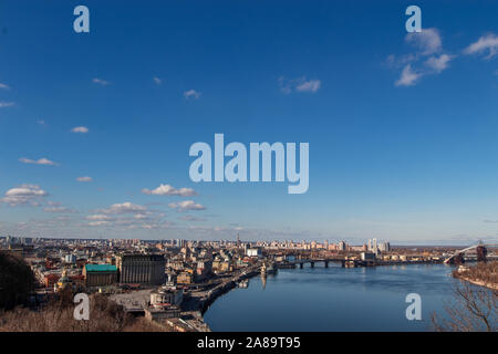 Vue de la métropole d'une hauteur. Ville de Kiev, Ukraine. Le fleuve Dniepr circulant dans le centre de Kiev. Banque D'Images