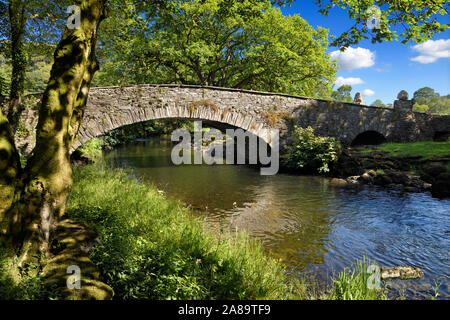 Stone arch bridge Pelter dans soleil du soir sur la rivière Rothay à Rydal Ambleside Lake District National Park en Angleterre Banque D'Images