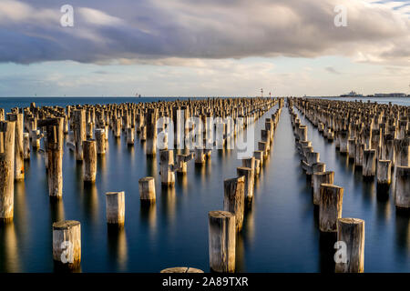 4 Nov 19. Melbourne, Australie. Les pylônes d'origine, vers 1912 de la princesse Pier à Port Melbourne, Victoria. Banque D'Images