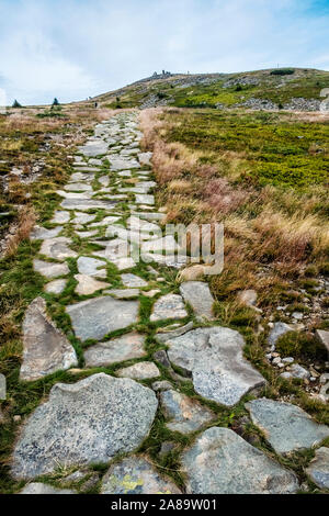 Sentier de pierres, Babia hora hill, République Slovaque. Thème de la randonnée. Scène naturelles saisonnières. Banque D'Images