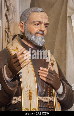 MENAGGIO, ITALIE - 8 mai 2015 : La statue polychrome sculpté de Père Pio à l'église Chiesa di Santa Marta. Banque D'Images