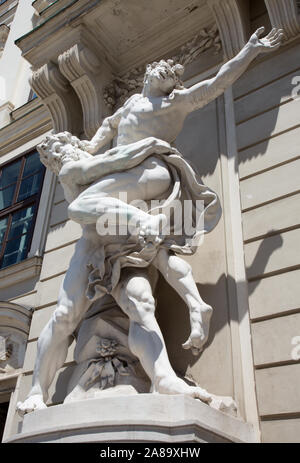 Vienne - Statue de Hercules Antaeus de combat à partir de l'entrée au Palais Hofburg Banque D'Images