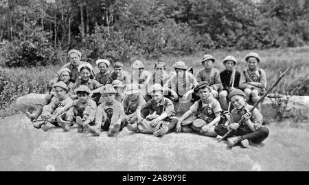 Vintage photo prise d'un grand groupe de campeurs et leurs conseillers en 1920, la Nouvelle Angleterre, USA. Banque D'Images