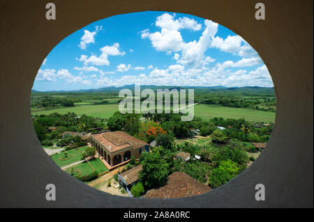 Paysage rural de la fenêtre ronde dans une tour à la recherche sur la Valle de los Ingenios, un centre historique de plantations de canne à sucre, à Trinidad, Cuba Banque D'Images