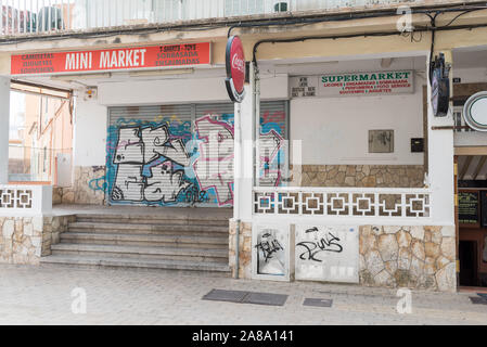 L'image de la rue de Palma dans le mouillé avec des gens Banque D'Images