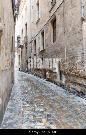 L'image de la rue de Palma dans l'humide avec des gens qui marchent avec parasols Banque D'Images