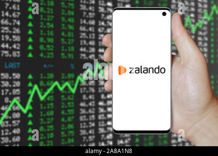 Logo de compagnie publique Zalando SE affichée sur un smartphone. Marché des actions positives. Credit : PIXDUCE Banque D'Images