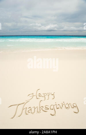 Joyeux Thanksgiving Tropical travel message écrits en calligraphie sur plage de sable lisse Banque D'Images