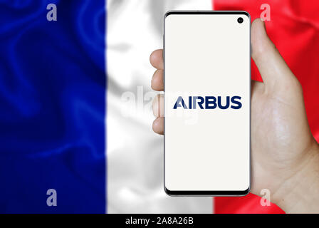 Logo de compagnie publique Airbus affiche sur un smartphone. Pavillon de la France. Credit : PIXDUCE Banque D'Images