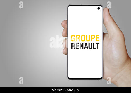 Logo de l'entreprise publique affiche Renault sur un smartphone. Fond gris. Credit : PIXDUCE Banque D'Images