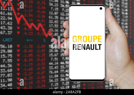 Logo de l'entreprise publique affiche Renault sur un smartphone. Contexte du marché boursier négatif. Credit : PIXDUCE Banque D'Images