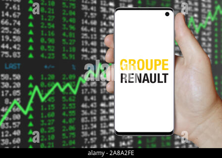 Logo de l'entreprise publique affiche Renault sur un smartphone. Marché des actions positives. Credit : PIXDUCE Banque D'Images