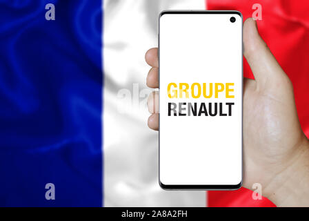 Logo de l'entreprise publique affiche Renault sur un smartphone. Pavillon de la France. Credit : PIXDUCE Banque D'Images