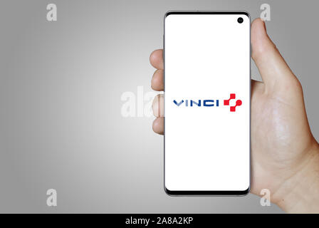 Logo de compagnie publique Vinci affiche sur un smartphone. Fond gris. Credit : PIXDUCE Banque D'Images