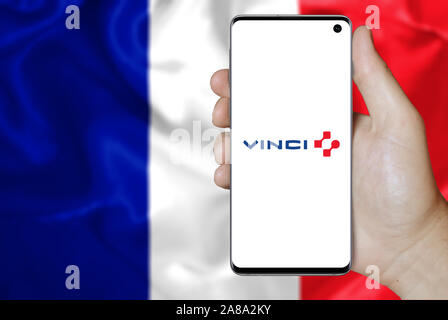 Logo de compagnie publique Vinci affiche sur un smartphone. Pavillon de la France. Credit : PIXDUCE Banque D'Images