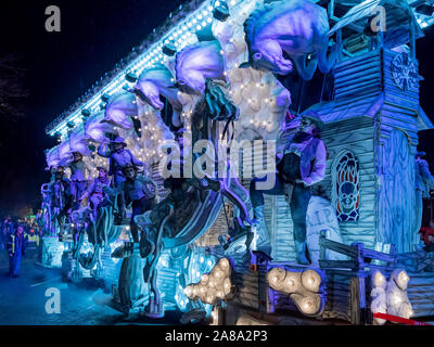 Burnham-on-Sea, Somerset, Angleterre, 4 novembre 2019. Float prenant part à la 73e Highbridge et Burnham-on-Sea carnaval. Les routes ont été fermées à la circulation et à la procession de chars et d'autres expositions ont pris deux heures pour terminer le parcours à travers la ville. Les jours de pluie. Banque D'Images