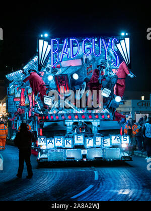 Burnham-on-Sea, Somerset, Angleterre, 4 novembre 2019. Float prenant part à la 73e Highbridge et Burnham-on-Sea carnaval. Les routes ont été fermées à la circulation et à la procession de chars et d'autres expositions ont pris deux heures pour terminer le parcours à travers la ville. Banque D'Images