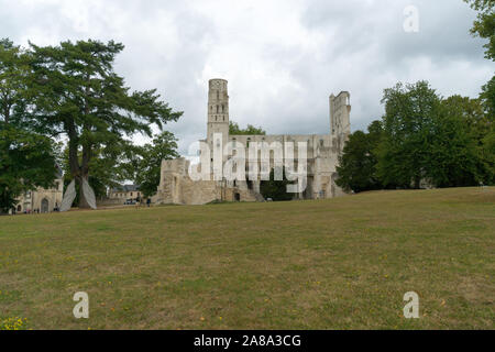 Jumièges, Normandie / France - 13 août 2019 - vue des ruines si l'historique Abbaye de Jumièges en Normandie Banque D'Images