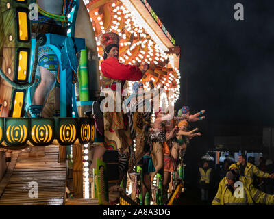 Burnham-on-Sea, Somerset, Angleterre, 4 novembre 2019. Les gens en costume sur un flotteur de prendre part à la 73e Highbridge et Burnham-on-Sea carnaval. Les routes ont été fermées à la circulation et à la procession de chars et d'autres expositions ont pris deux heures pour terminer le parcours à travers la ville. Pleuvoir Banque D'Images