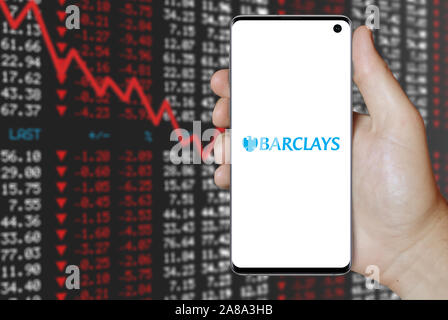 Logo de compagnie publique Barclays affiche sur un smartphone. Contexte du marché boursier négatif. Credit : PIXDUCE Banque D'Images