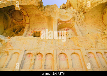 Ornements géométriques rouges ; à l'intérieur de l'église de la grotte, Goreme- musée en plein air, Cappadoce, Turquie. Banque D'Images