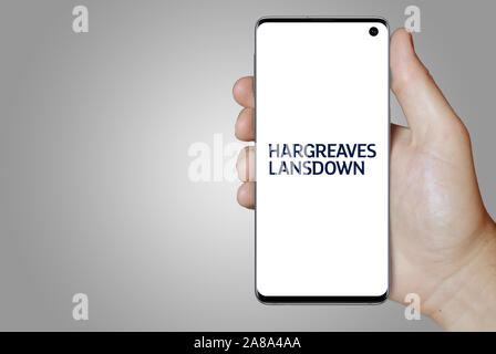 Logo de compagnie publique Hargreaves Lansdown affichée sur un smartphone. Fond gris. Credit : PIXDUCE Banque D'Images