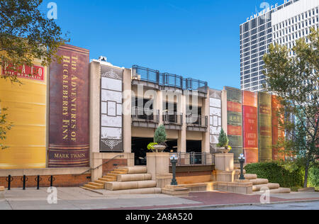 "Community Bookshelf" sur le parking de la bibliothèque centrale, Kansas City, Missouri, États-Unis. Le garage a une façade d'épines de livres célèbres. Banque D'Images