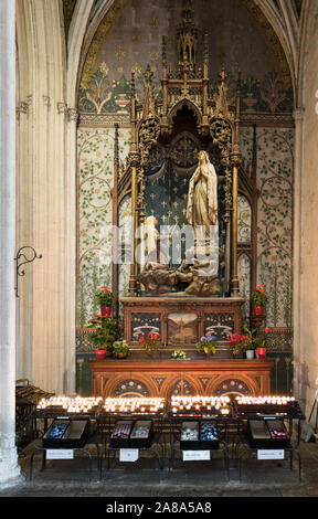 Quimper, Finistère / France - 23 août 2019 : vue de l'intérieur de la cathédrale Saint-Corentin de Quimper en Bretagne, avec affichage détaillé de chapelle et st Banque D'Images