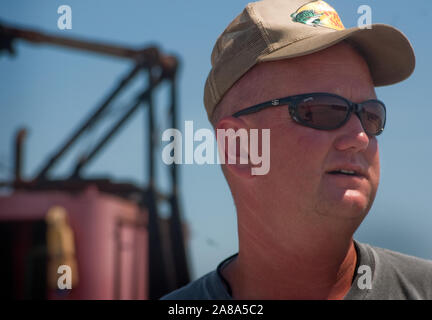 Magnolia Springs Volunteer Fire Department chef Jamie Hinton se trouve en face d'une barge, spud, 11 juin 2010, à Magnolia Springs, Alabama. Banque D'Images