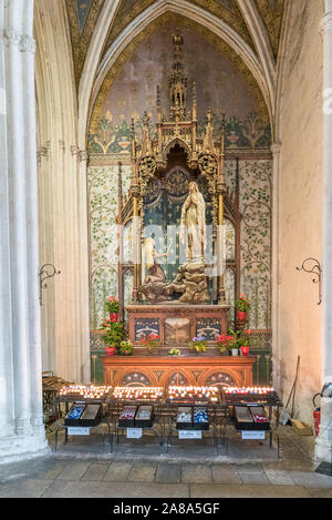 Quimper, Finistère / France - 23 août 2019 : vue de l'intérieur de la cathédrale Saint-Corentin de Quimper en Bretagne, avec affichage détaillé de chapelle et st Banque D'Images