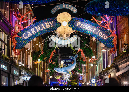 Londres, Royaume-Uni. 7 novembre 2019. Les lumières de Noël à Carnaby Street sont allumés. Les lumières de recréer des scènes sous-marines passage représentant différents secteurs de l'océan dans le besoin de la conservation. L'installation a été conçue en collaboration avec des organismes de bienfaisance de conservation des océans, projet 0, qui a également travaillé avec Carnaby et artiste James chuter sur une vie marine colorée murale dans le salon. 1 500 bouteilles recyclées ont été utilisées pour créer l'affiche, avec des filets de pêche adapté. Crédit : Stephen Chung / Alamy Live News Banque D'Images